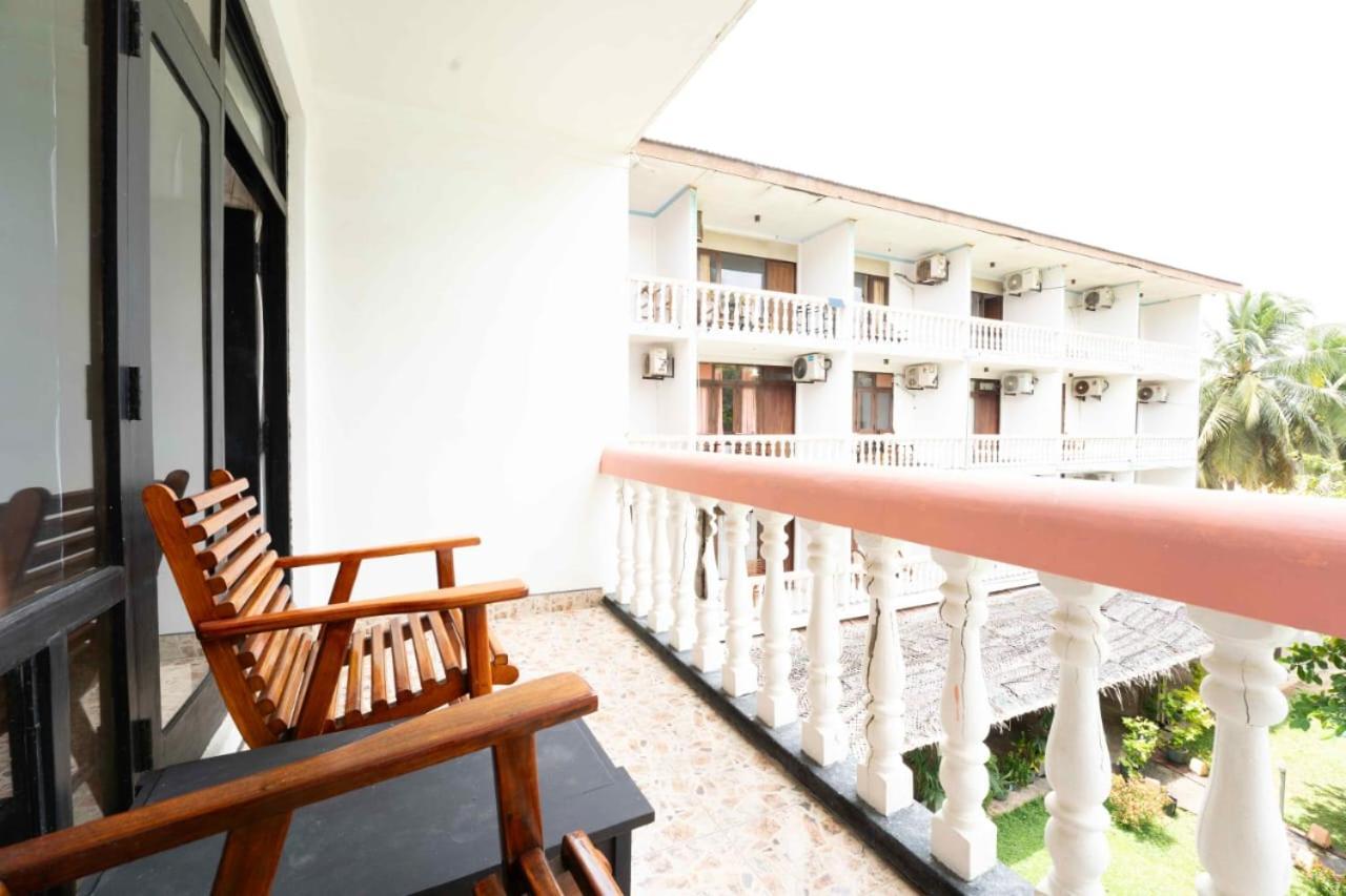 Topaz Beach Hotel Негомбо Экстерьер фото